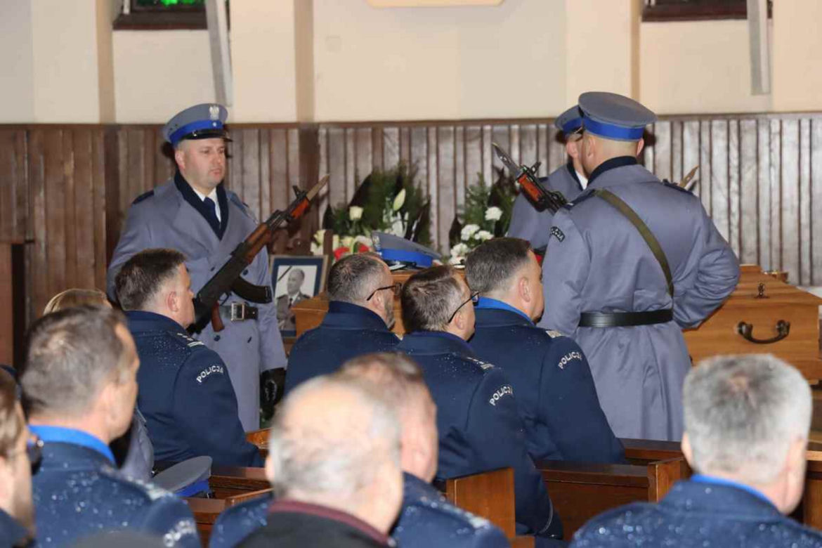 Inspektor Dariusz Krzesicki odszedł na wieczną służbę. Ostatnie pożegnanie zmarłego policjanta