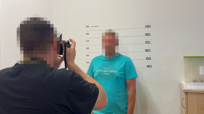 Brutalny atak na przejściu w centrum Warszawy. 33-latek bez powodu powalił pięścią mlodego Ukraińca