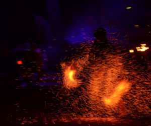 Pokaz fireshow w wykonaniu tancerzy i tancerek Teatru Ognia „Mantra” z Makowa Mazowieckiego