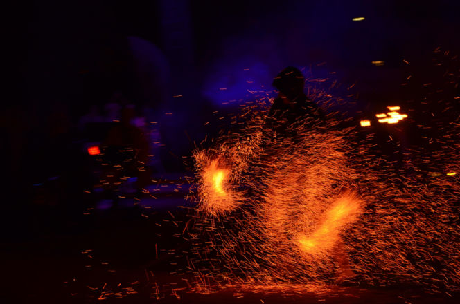 Pokaz fireshow w wykonaniu tancerzy i tancerek Teatru Ognia „Mantra” z Makowa Mazowieckiego