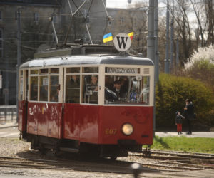 Parówki opanowały Warszawę. Zabytkowe tramwaje zrobiły wielką radochę pasażerom