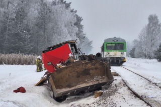 Tragiczny wypadek na przejeździe kolejowym na Mazowszu. Jedna osoba nie żyje, sześć rannych
