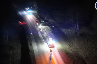 Koszmar na DK 50. 11-latka nie żyje. W auto wbiło się drzewo z ciągnika