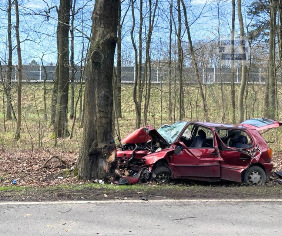 Tragiczny wypadek w Bytomiu. Samochód uderzył w drzewo