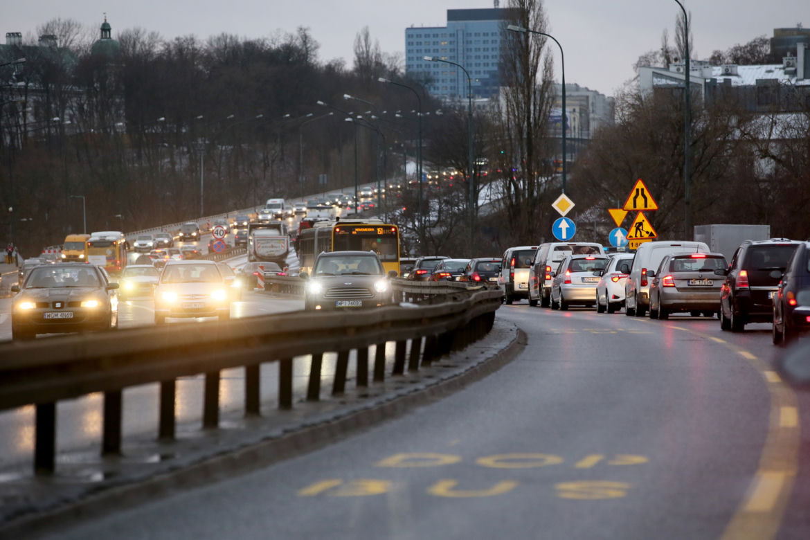 Slalom na Trasie Łazienkowskiej. Trwa remont wiaduktów