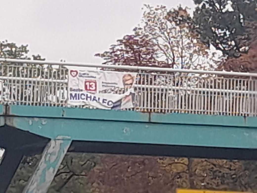 Warszawa po wyborach. Tu wciąż wiszą plakaty wyborcze. Kandydaci, nie śpimy, sprzątamy!