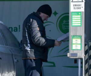 Robert Więckiewicz myje samochód