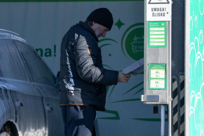 Robert Więckiewicz myje samochód