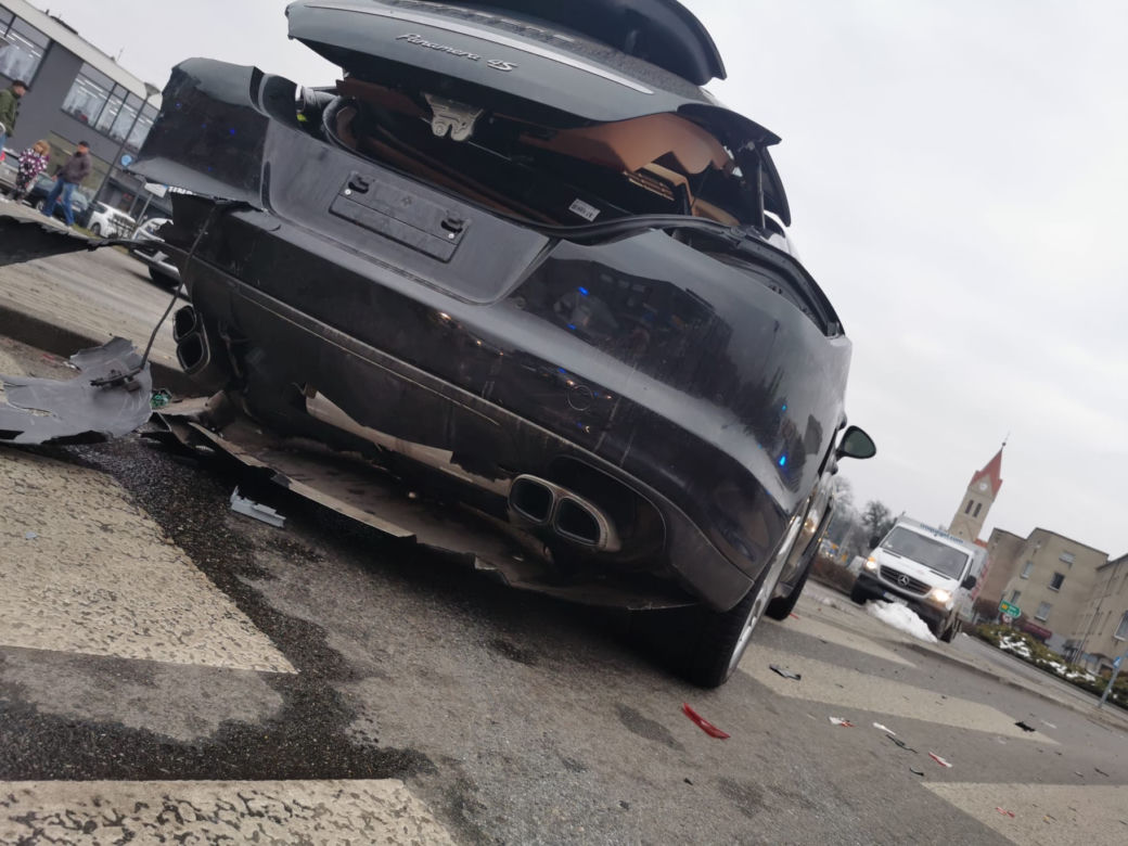 Gonili ich od A1. Rozbili porsche i dalej uciekali przed policyjnym pościgiem pieszo