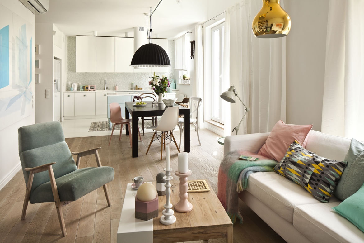 Biała sofa wypełniona gąbką