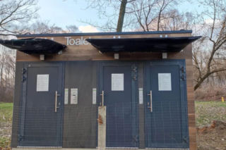 Toaleta w tarnowskim Parku Piaskówka znowu nieczynna. Tym razem doszło do poważnej awarii