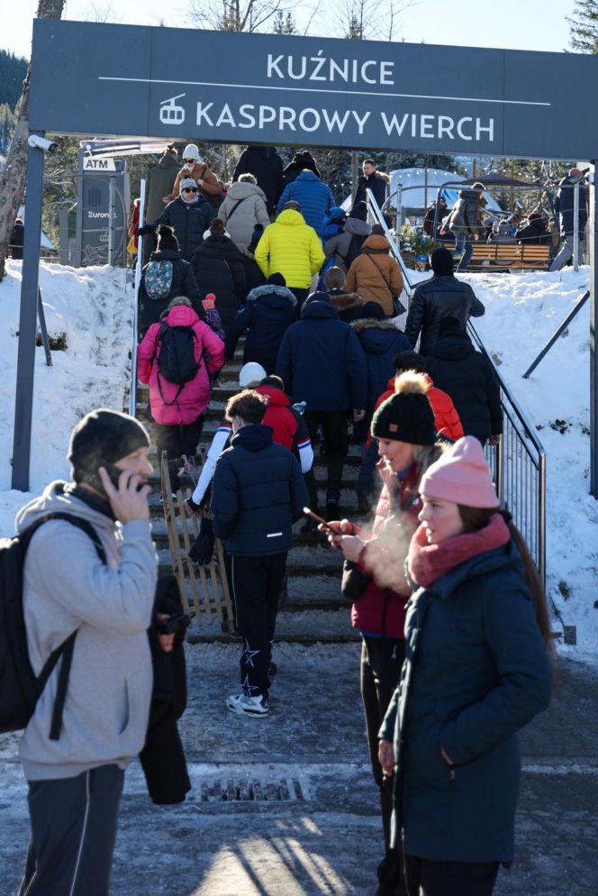 Fatalne warunki w Tatrach. Jest mroźno, ślisko, a szlaki są zasypane śniegiem. TPN ostrzega turystów