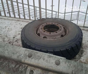 Demolka kołem z ciężarówki. Rozbita toyota i mercedes w Markach