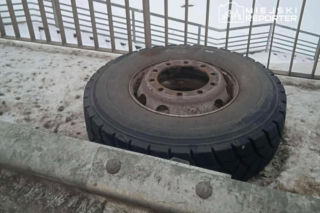 Demolka kołem z ciężarówki. Rozbita toyota i mercedes w Markach