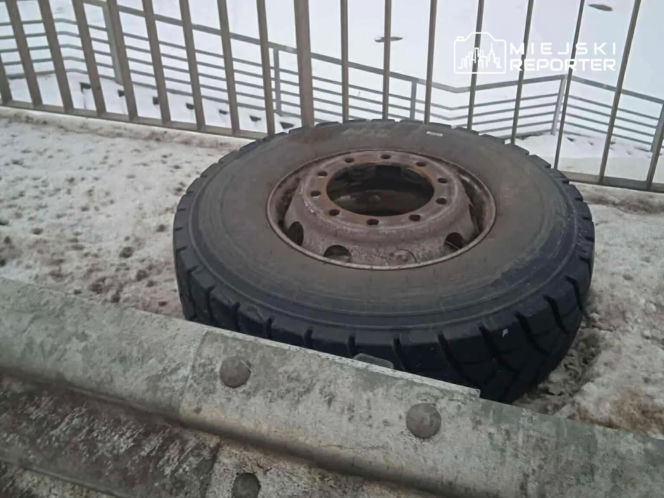 Demolka kołem z ciężarówki. Rozbita toyota i mercedes w Markach