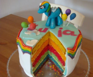 Tęczowy tort urodzinowy dla dziecka