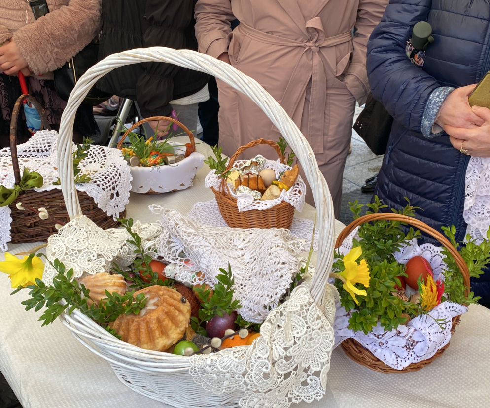 Święcenie pokarmów na Rynku Głównym w Krakowie. 