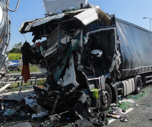 Tragiczna kraksa ciężarówek na autostradzie A4! Nie żyje kierowca