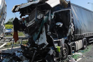 Tragiczna kraksa ciężarówek na autostradzie A4! Nie żyje kierowca