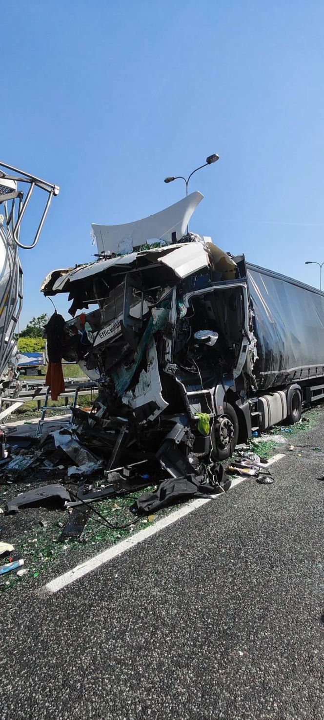 Tragiczna kraksa ciężarówek na autostradzie A4! Nie żyje kierowca