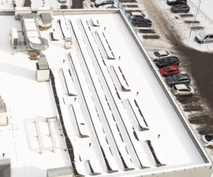 Metody pomiaru i usuwania śniegu z wielkopowierzchniowych dachów płaskich