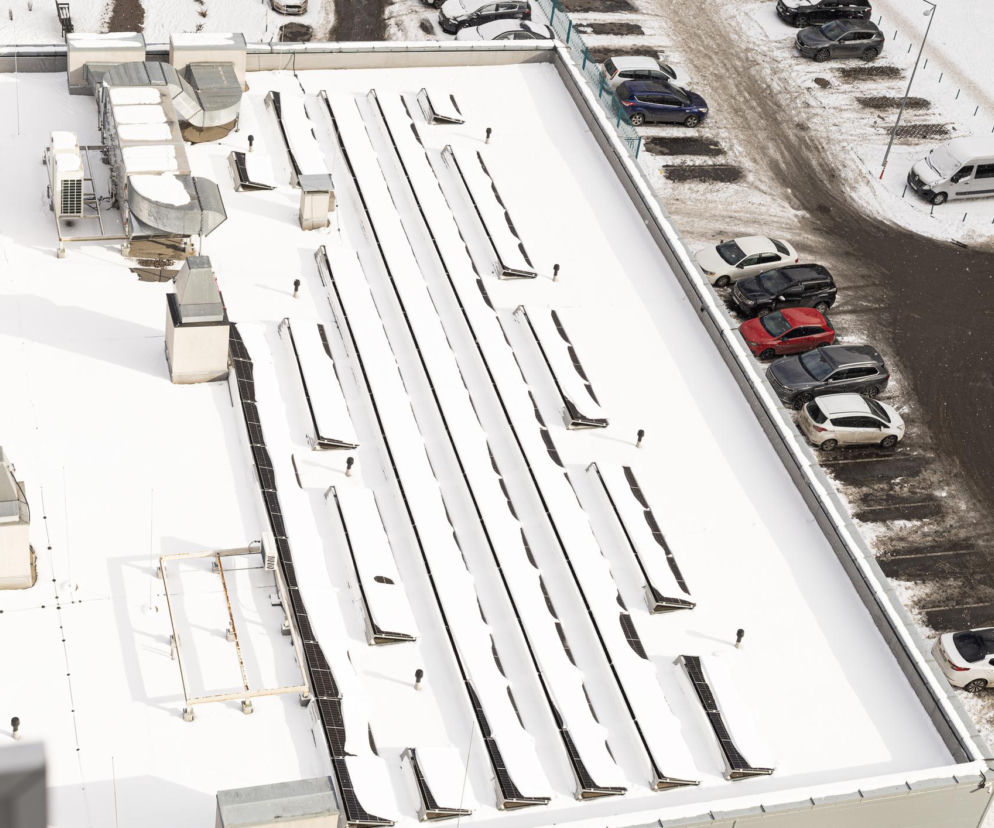 Metody pomiaru i usuwania śniegu z dachów płaskich