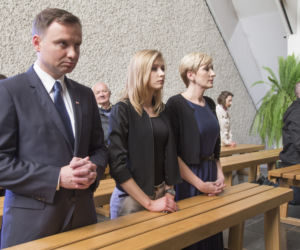 Andrzej Duda głosuje z rodziną
