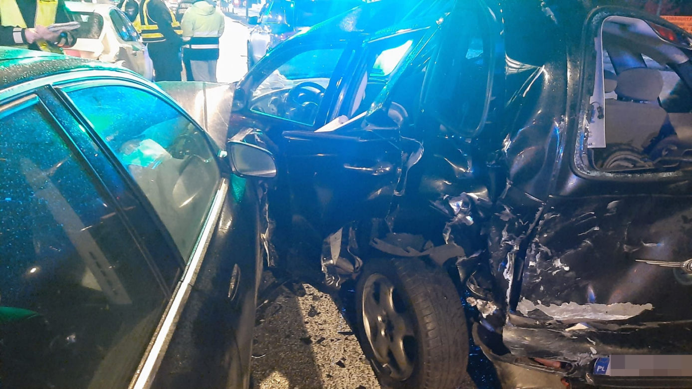 Karambol na Puławskiej. 6 aut rozbitych, dwie osoby ranne. Totalny paraliż
