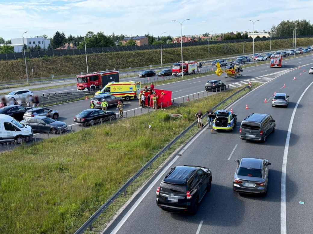 Śmigłowiec LPR na S8. Kobieta potrącona po wyjściu z auta