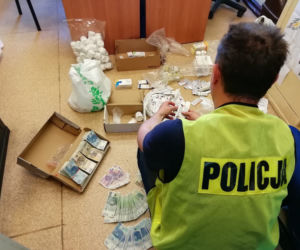 Nielegalny handel sterydami i dopalaczami