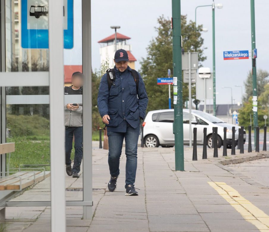 Prezydent Warszawy spod daszka dość złowrogo spogląda na naszego reportera, którego zauważył 