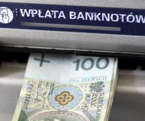 Wpłatomat zatrzymał banknot i nie wpłacił pieniędzy na konto. Co się stało? 