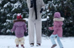Maciej Pela zabrał córeczki na sanki