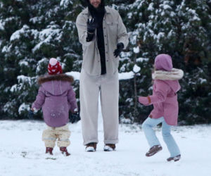 Maciej Pela zabrał córeczki na sanki