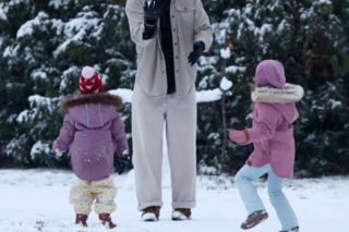 Maciej Pela zabrał córeczki na sanki