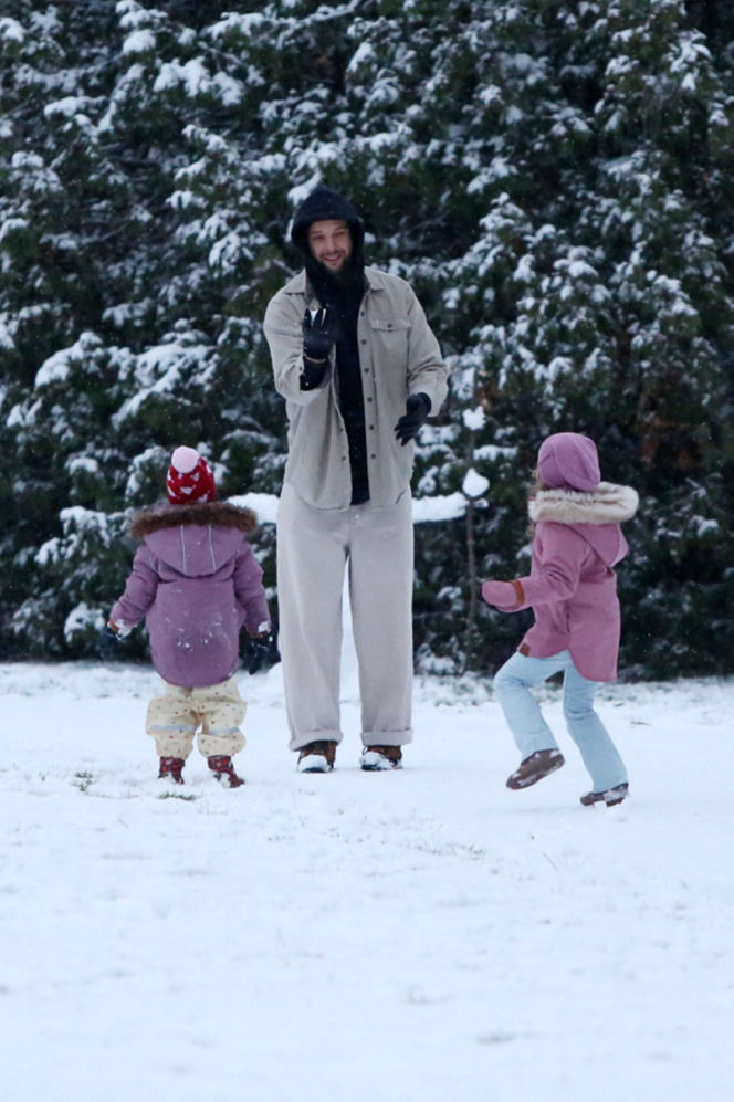 Maciej Pela zabrał córeczki na sanki