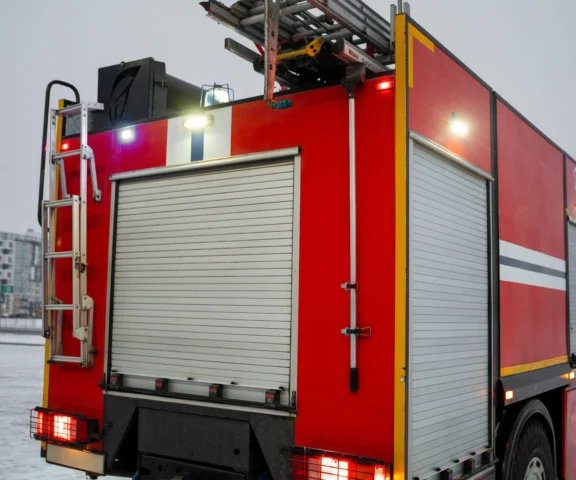 Pożar hotelu nad jeziorem Ukiel w Olsztynie. Nocna ewakuacja gości