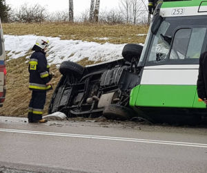 Łyski. Wypadek autobusu pod Białymstokiem. 9 osób rannych. Do szpitala trafiło 3 dzieci
