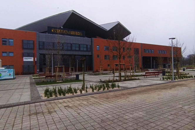 Plac przed Netto Areną po przebudowie