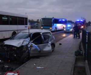 Wola Rzędzińska: Zderzenie osobówki z autobusem. Jedna osoba w szpitalu!