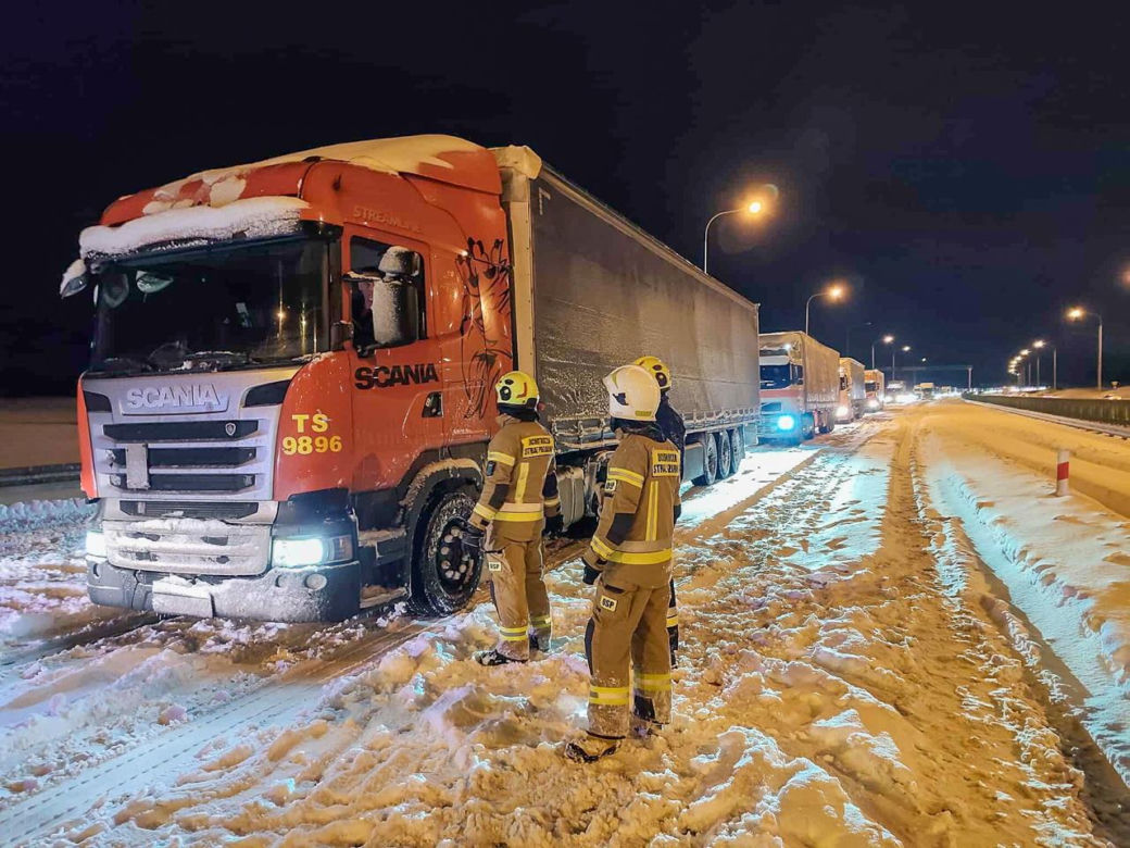Ostróda w centrum śnieżycy. Burmistrz nocą ratował ludzi. Kierowcy nocowali w urzędzie