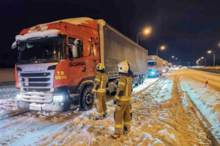 Ostróda w centrum śnieżycy. Burmistrz nocą ratował ludzi. Kierowcy nocowali w urzędzie