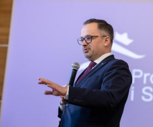 Mateusz Morawiecki i szychy z PiS w Toruniu. Spotkanie w sali widowiskowej Muzeum Etnograficznego im. Marii Znamierowskiej-Prüfferowej