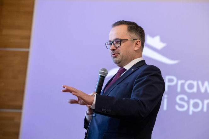 Mateusz Morawiecki i szychy z PiS w Toruniu. Spotkanie w sali widowiskowej Muzeum Etnograficznego im. Marii Znamierowskiej-Prüfferowej