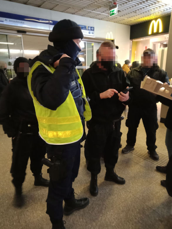 Wolontariusze pomagający uchodźcom wygonieni z dworca. Kolejna skandaliczna interwencja policji