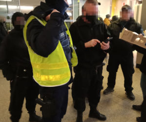 Wolontariusze pomagający uchodźcom wygonieni z dworca. Kolejna skandaliczna interwencja policji