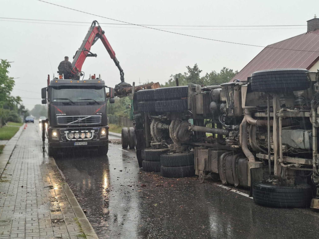 Wypadek w Mircu! Przewróciła się ciężarowka z drewnem, uszkodziła gazociąg