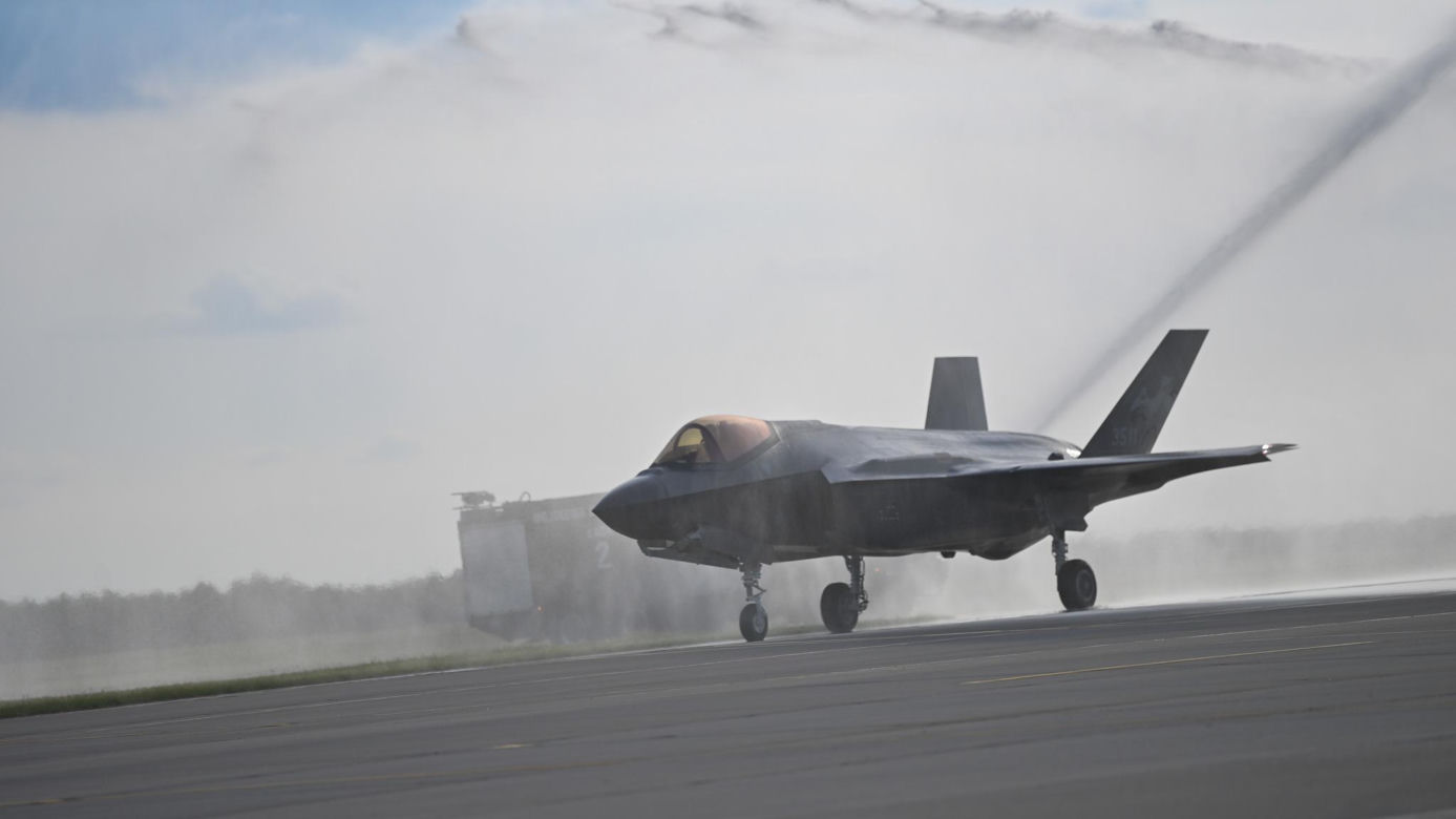 Szef MON nie krył dumy. Pierwsze F-35 już w kraju