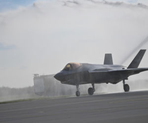 Szef MON nie krył dumy. Pierwsze F-35 już w kraju