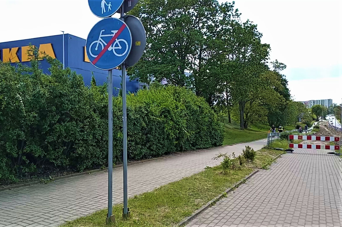 Do sklepu przez trawnik i po pasach prosto... w skarpę! "Wyboista" droga do sklepu IKEA w Szczecinie